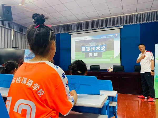 张剑和他的女儿 校园足球上阵父女兵