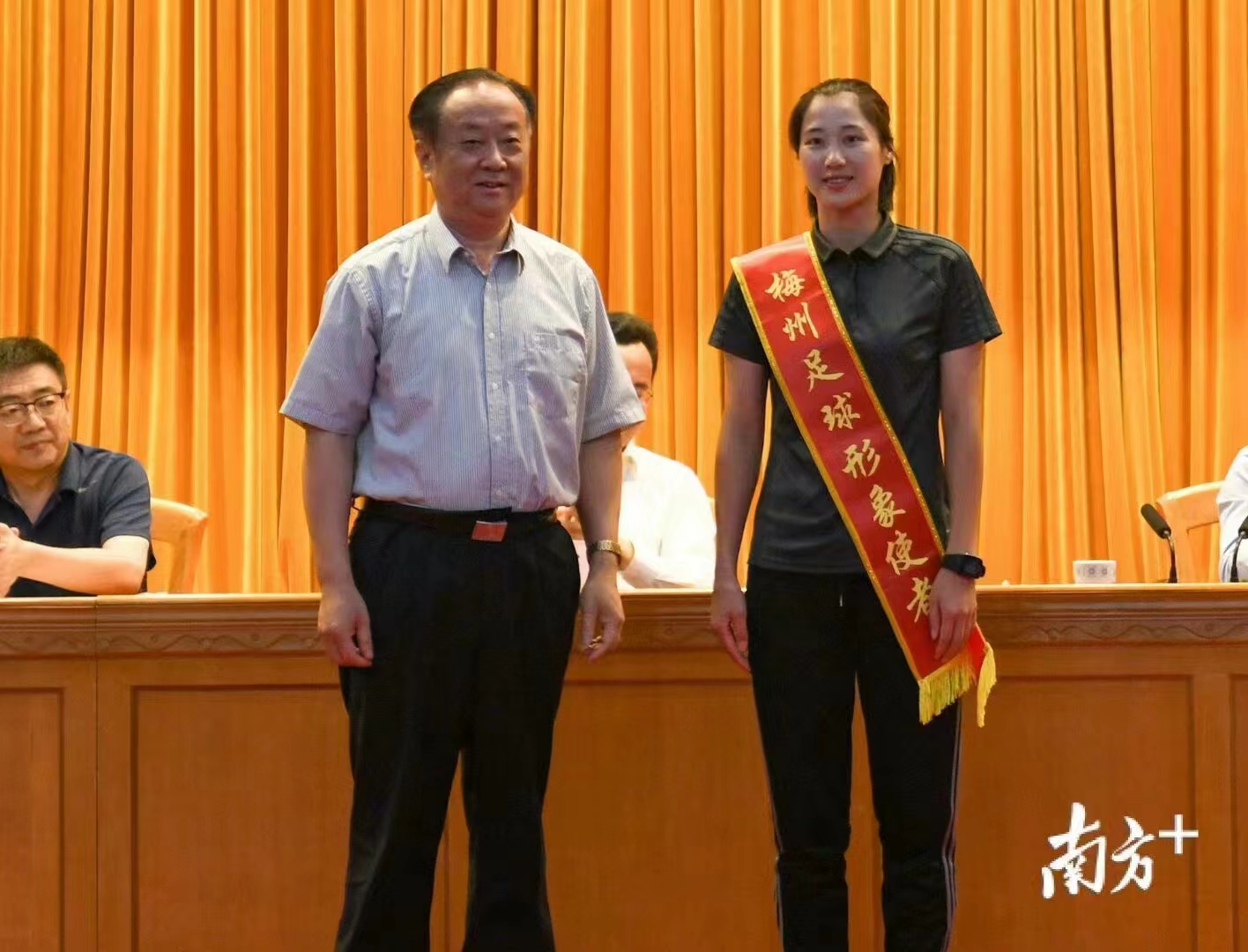 加大力度为校园足球引进专业人才