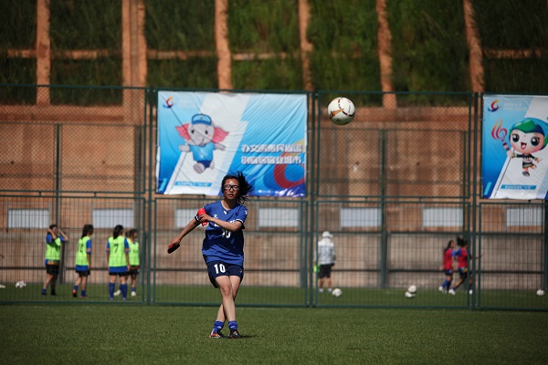 迪庆藏族自治州的足球少年在场内外都融入了民族特色 我叫拉巴卓玛 来自香格里拉