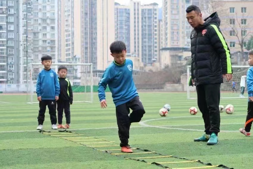 革命老区遵义的校园足球筑梦人陈曦—— 让孩子们能看到足球的希望