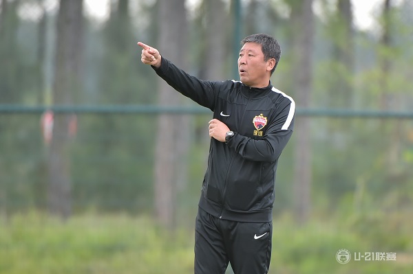 《足球》 VS 杨晓伟(深圳U21队主教练) 希望队员能有一颗“大心脏”