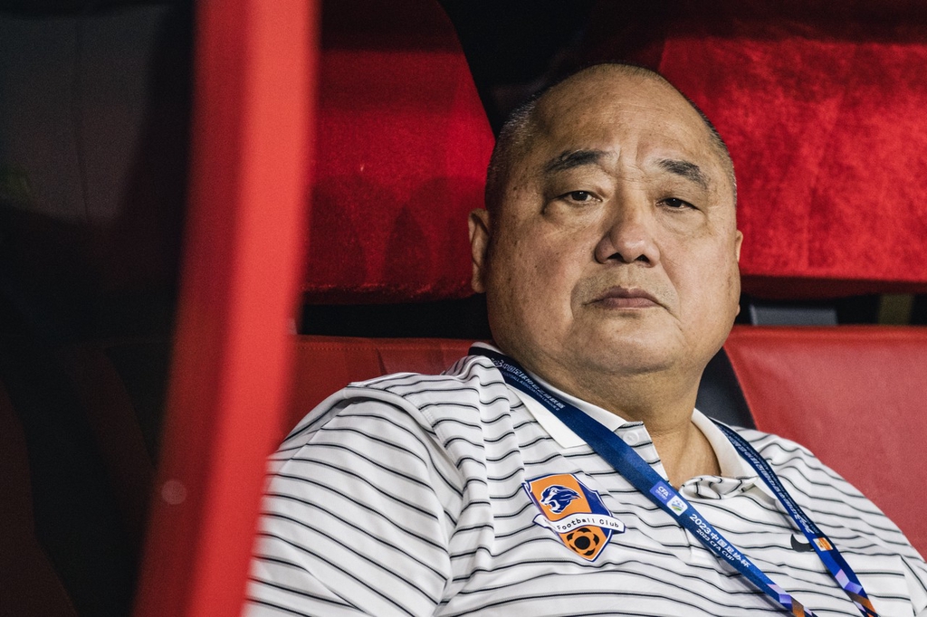 《足球》VS 曹阳 “上半程表现刚刚及格,相信下半程比上半程好”