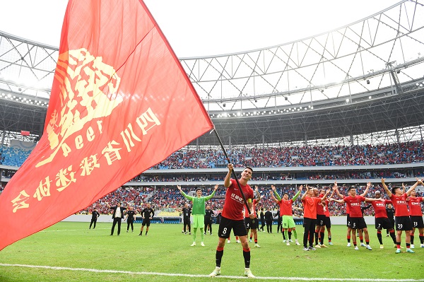 《足球》VS周定洋 “蓉城就像寒冬里的一道光”