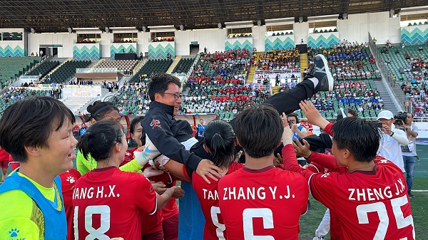 第27届世界中学生足球锦标赛,历城二中女足和保定一中女足包揽冠亚军 铿锵玫瑰绽放在世界之巅