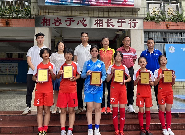 广州市天河区凌塘小学,发展足球树立学生文化自信 足球让孩子有目标有理想
