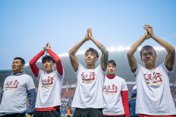 《足球》VS陈东 “待各方面时机成熟,可以搏一下,尝试冲超”