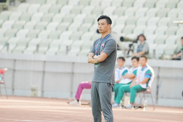 《足球》VS向君 “深足太多动荡了,但从没因困难而解散”