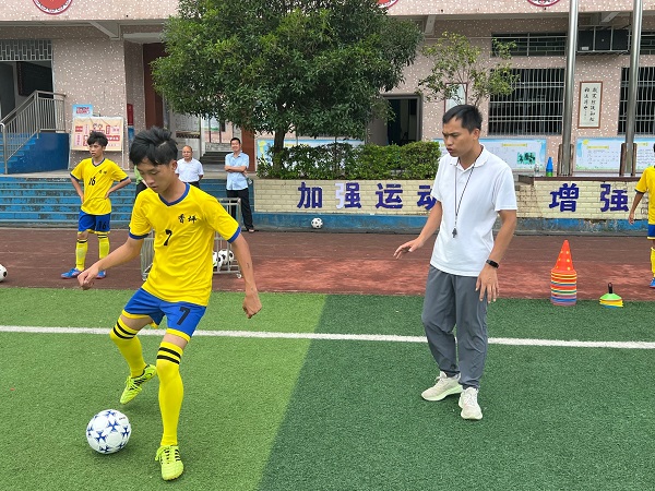 走进清远市连南瑶族自治县香坪镇中心学校 足球点亮瑶乡少年梦想