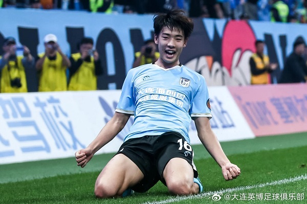 《足球》VS朱鹏宇 “教练让我上,我就全力拼”
