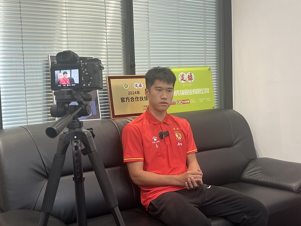 《足球》VS 侯煜 “队长第二年,学会应对压力”