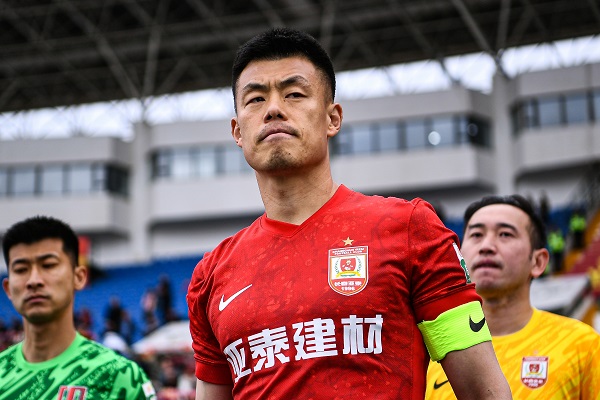 《足球》VS谭龙  “只要我们站得住，亚泰这面旗帜就不会倒”