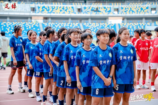 初中组冠军·四川双流棠湖中学 “冠军奖杯很重，但我们一起扛着，就很轻”