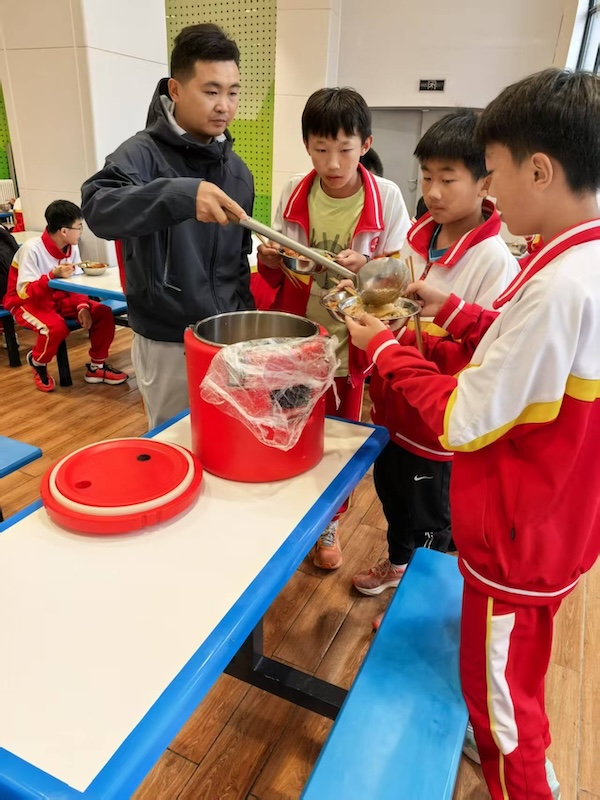 他们让横滨水手“闭门思过”