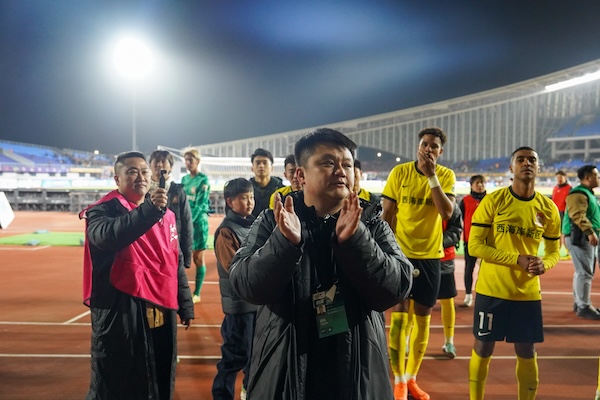 青岛足球：“一城双超”背后的忧患