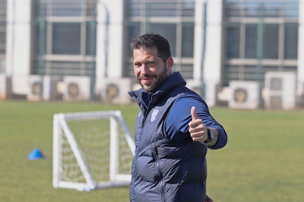 《足球》VS三镇主帅莫拉 “我是梦想家，更是实干家”