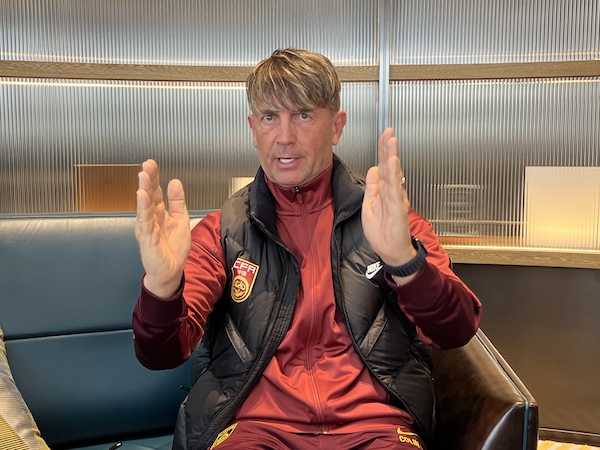 《足球》 VS科林·贝尔 “希望中国足球像中国呈现给世界的那样：有力量且有活力”