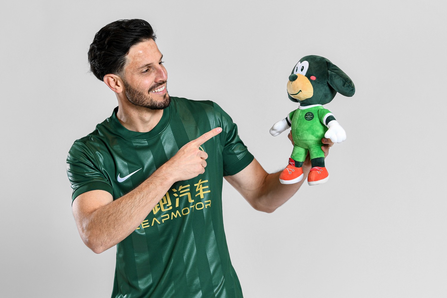 《足球》 VS卢卡斯  “我们只能更刻苦更投入”